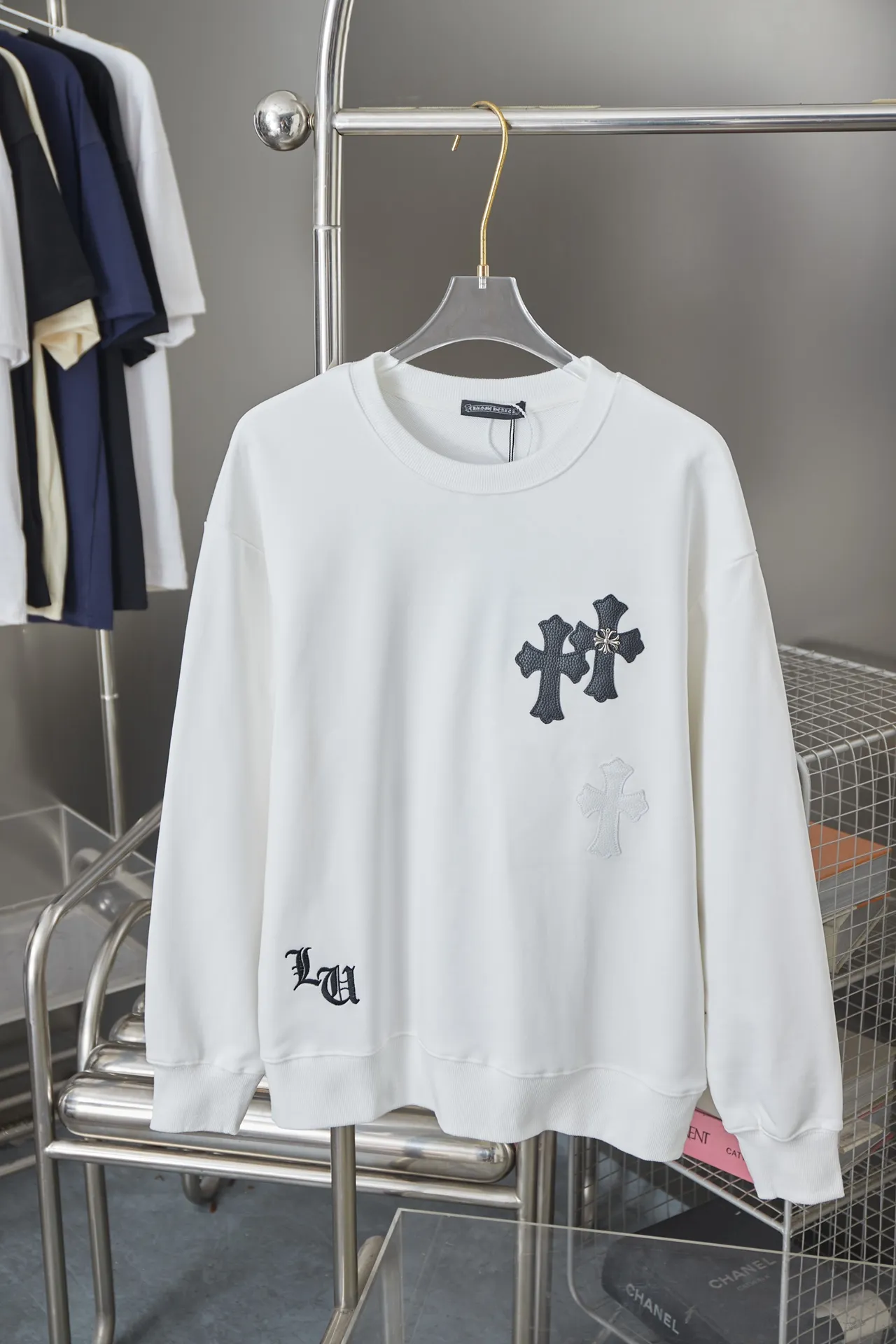 🅿️270 Ch＊ome Hearte 25FW Autumn and Winter Cross leather patch pullover round neck sweatshirt Light luxury essential item for daily commuting for men and women Correct version Welcome to compare Detailed features · Made of 480g pure cotton double yarn fish scale terry fabric · Dust-free facial singeing process Bottom suction Environmentally friendly reactive dyeing · Imported Tajima machine embroidery patch leather cross · Imported Tajima machine embroidered logo letters · Hand-stitched hardware Crochet heart · Double-needle sewing cross-stitching process · Original main mark, washed tag, moisture-proof paper packaging Color: White/Black Size: S M L XL